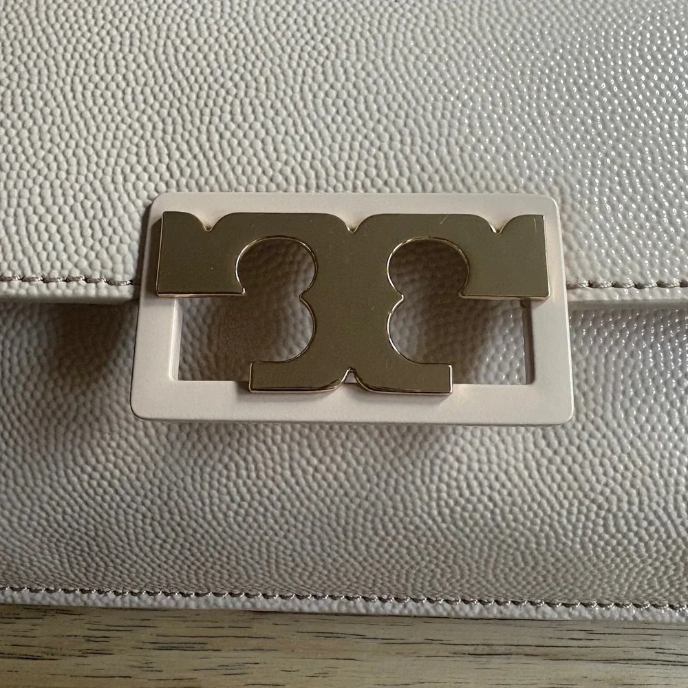$398 NWOT TORY‎ BURCH Gigi Envelope Clutch Handbag Beige Pebbled Patent Leather - Picture 11 of 13